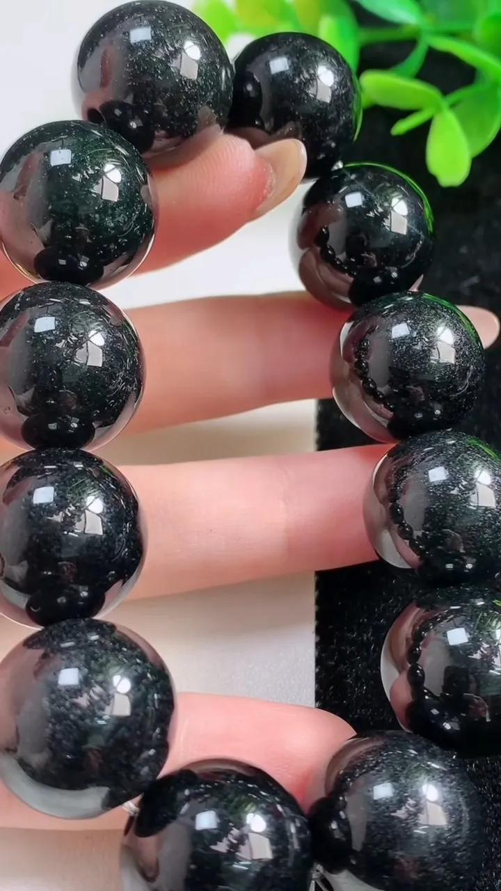 天然A货翡翠货墨翠圆珠手串12颗，尺寸18，重:118.82g11月4日
工厂直销收藏佳品,种好水足，色泽均匀，有种有色，上手高大气！
