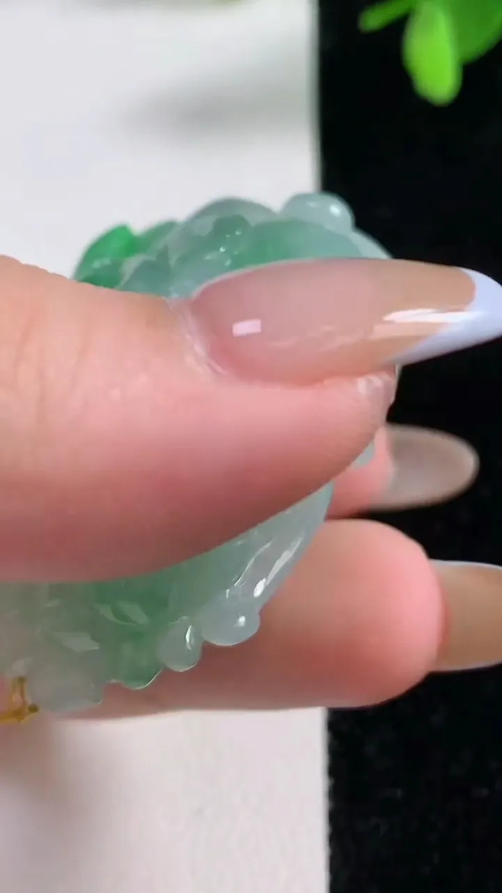 天然A货翡翠貔貅吊坠，尺寸44.5-27-19.6，重量:50.23g
11月4日