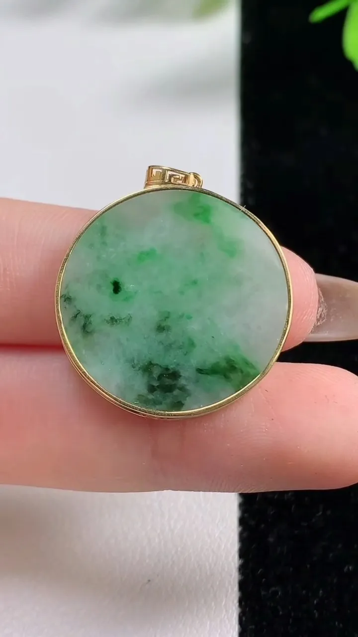 天然A货翡翠无事牌吊坠，尺寸24.6-3.5，重:4.96g
11月4日