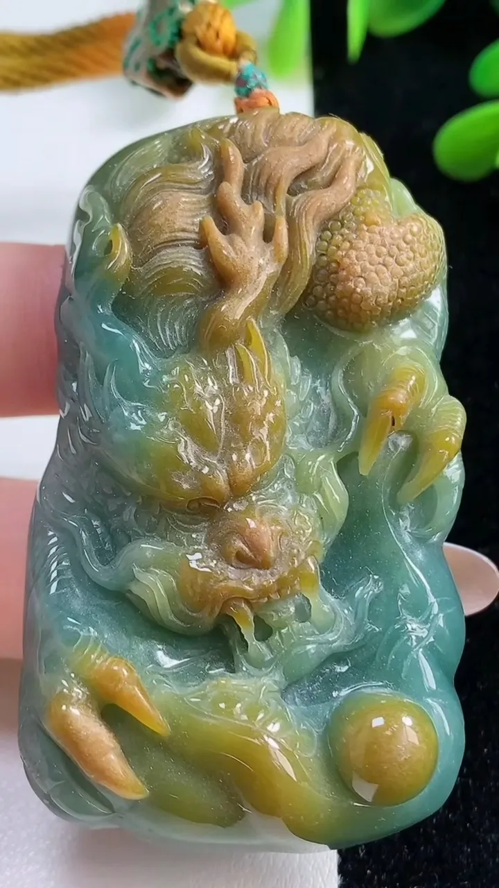 天然A货翡翠蓝水双彩龙牌吊坠，尺寸62.5-37-11.3，重:60.52g
11月4日