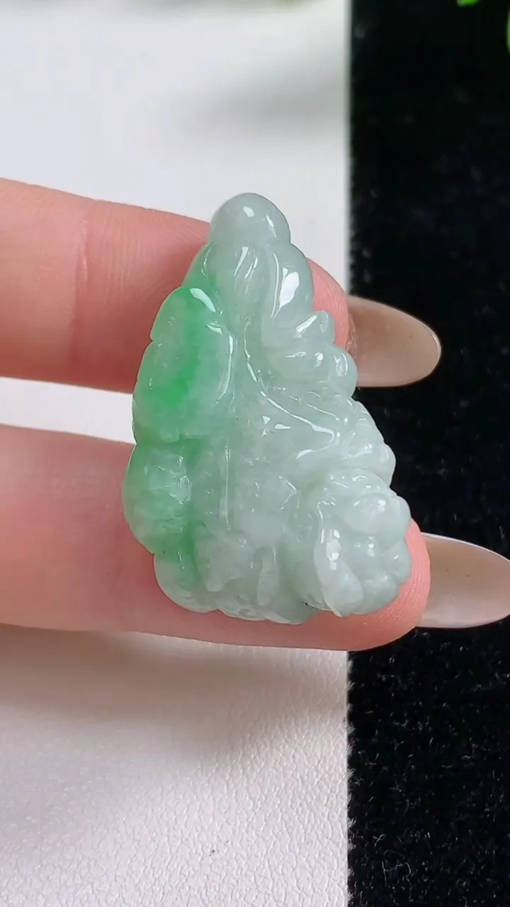 天然A货翡翠白菜吊坠，尺寸33.5-20.4-10，重:10.75g
11月4日