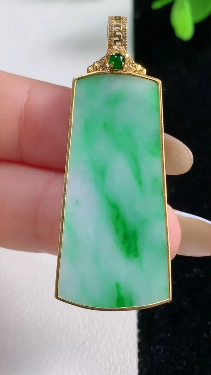 天然A货翡翠无事牌吊坠，尺寸39.6-18.6-3.5，重量:7.30g
11月4日