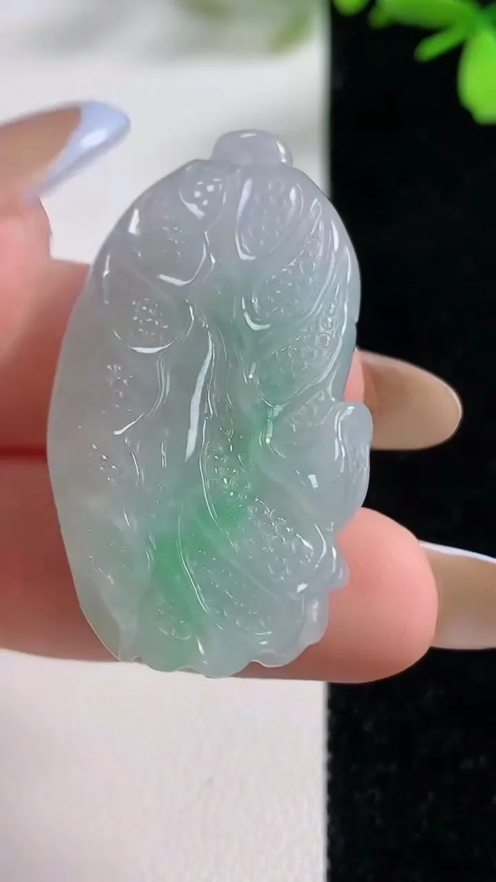 天然A货翡翠白菜吊坠，尺寸41-23-9.5，重:15.14g
11月4日