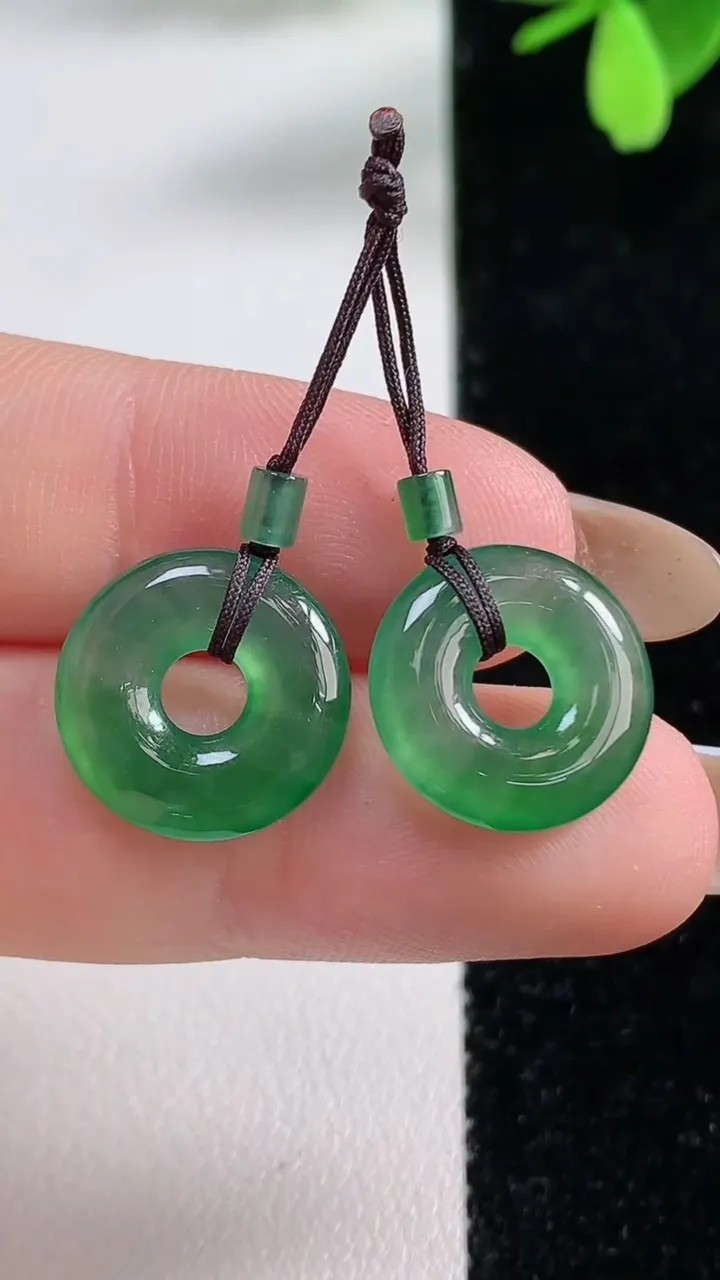天然A货翡翠平安环吊坠一对，尺寸14-2.8，重量:2.40g
11月4日