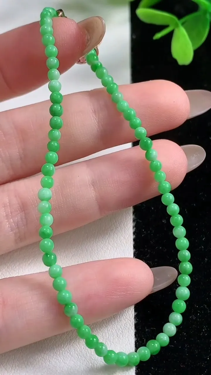 天然A货翡翠小米珠手串，尺寸3-66颗，重量:5.19g11月4日
工厂直销收藏佳品,种好水足，色泽均匀，有种有色，上手高大气！
