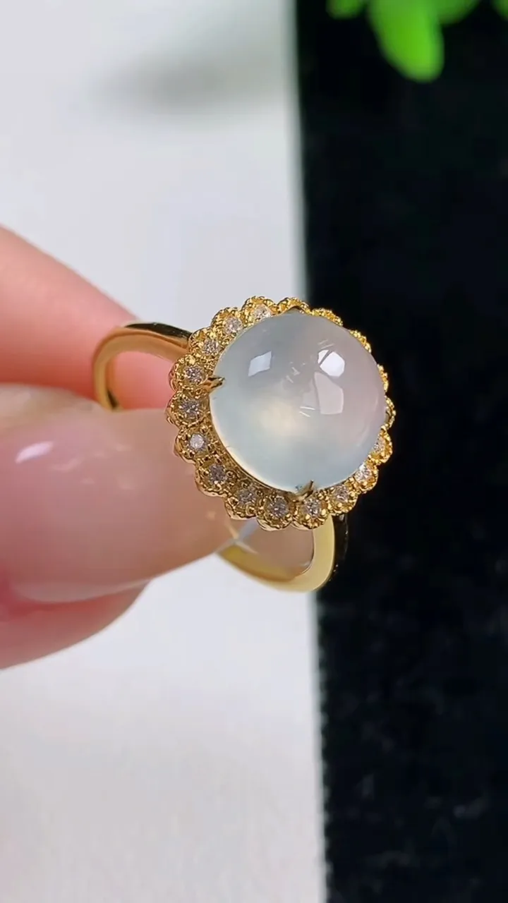 天然A货翡翠种白冰蛋面戒指，尺寸18-9.8-9-7.5，重量:2.40g2025年11月4日
工厂直销收藏佳品,种好水足，色泽均匀，有种有色，上手高大气！