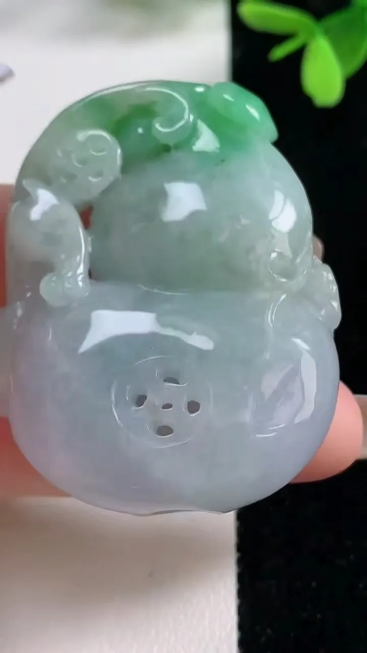 天然A货翡翠葫芦吊坠，尺寸49.8-37.7-11.4，重量:41.74g
11月4日