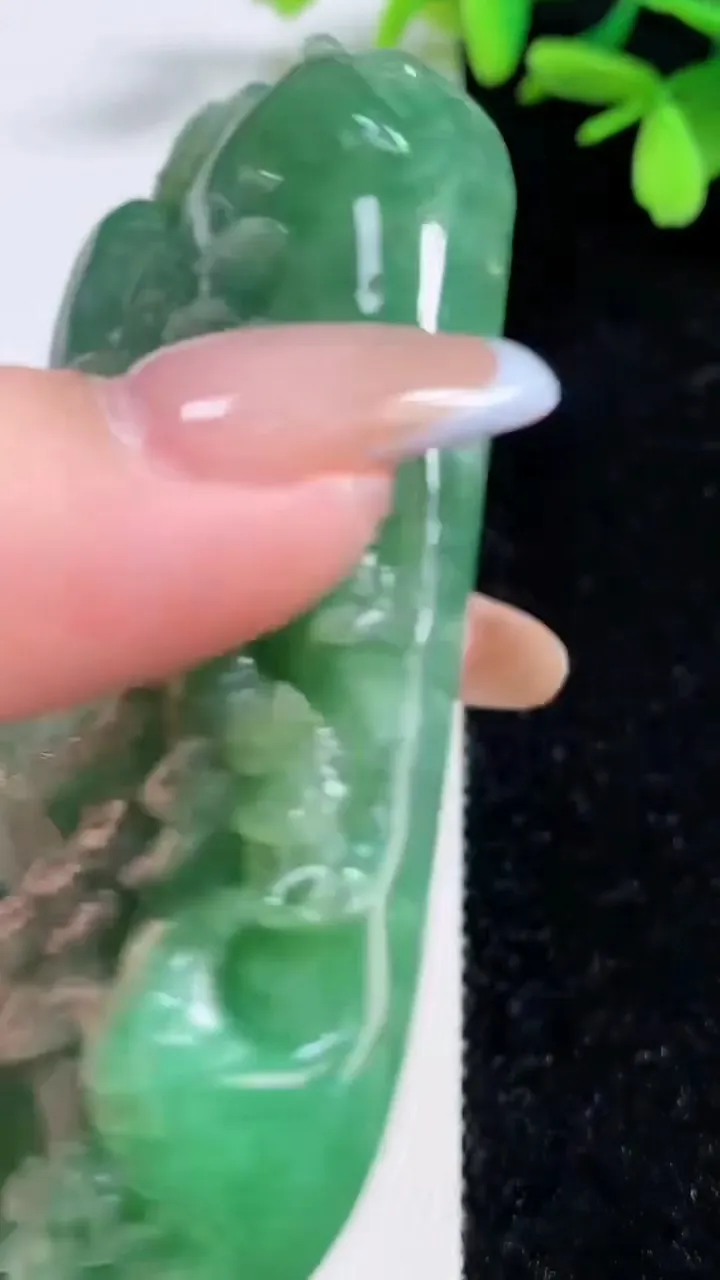 天然A货翡翠山水牌吊坠，尺寸78.2-46-12，重:96.06g
11月4日