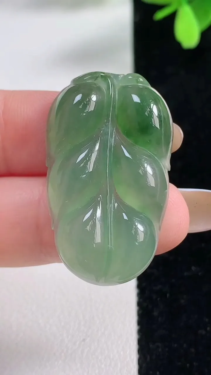 天然A货翡翠金枝玉叶 叶子吊坠，尺寸35-21-5.1，重量:7.34g
11月4日