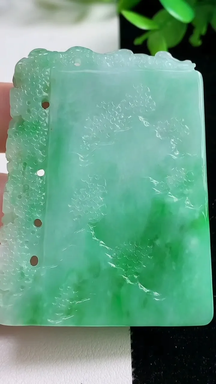 天然A货翡翠山水牌吊坠，尺寸59-44.3-5.3，重量:36.69g
11月4日