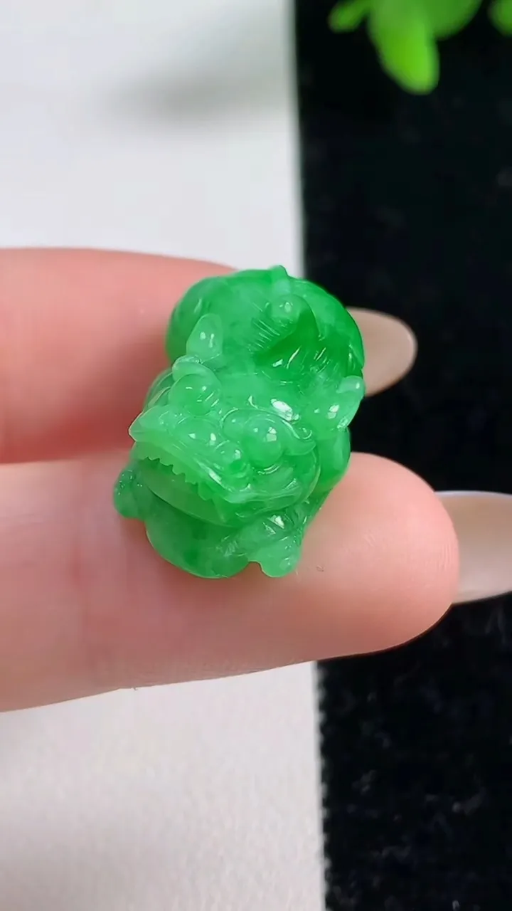 天然A货翡翠貔貅吊坠，尺寸22.6-13.4-10，重量:6.42g
11月4日