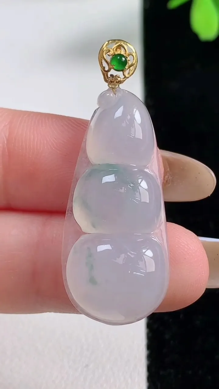 天然A货翡翠种飘花福豆吊坠，尺寸32.6-15-5.8，重量:5.24g
11月4日