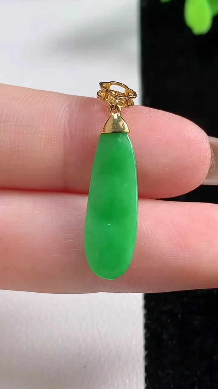 天然A货翡翠福豆吊坠，尺寸24-7.5-4.2，重量:2.64g
11月4日