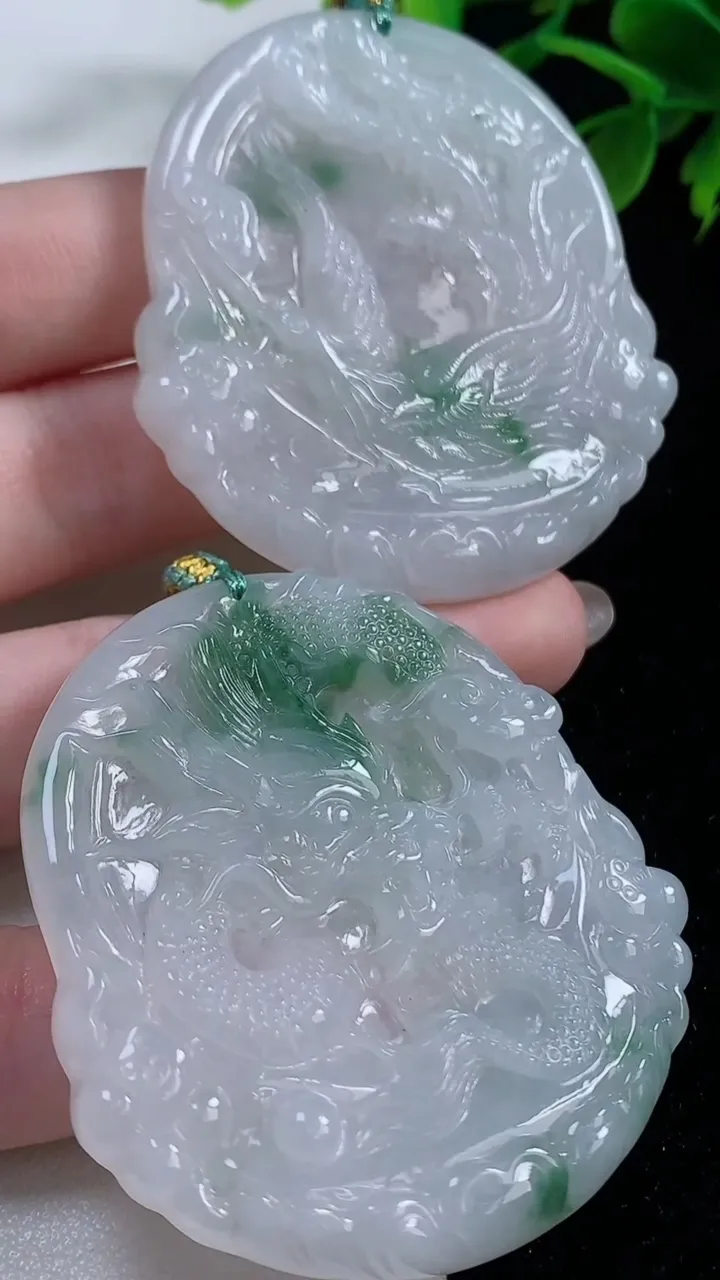 天然A货翡翠冰种飘花龙凤呈祥吊坠一对，尺寸53-49-5，重量:49.35g
11月4日