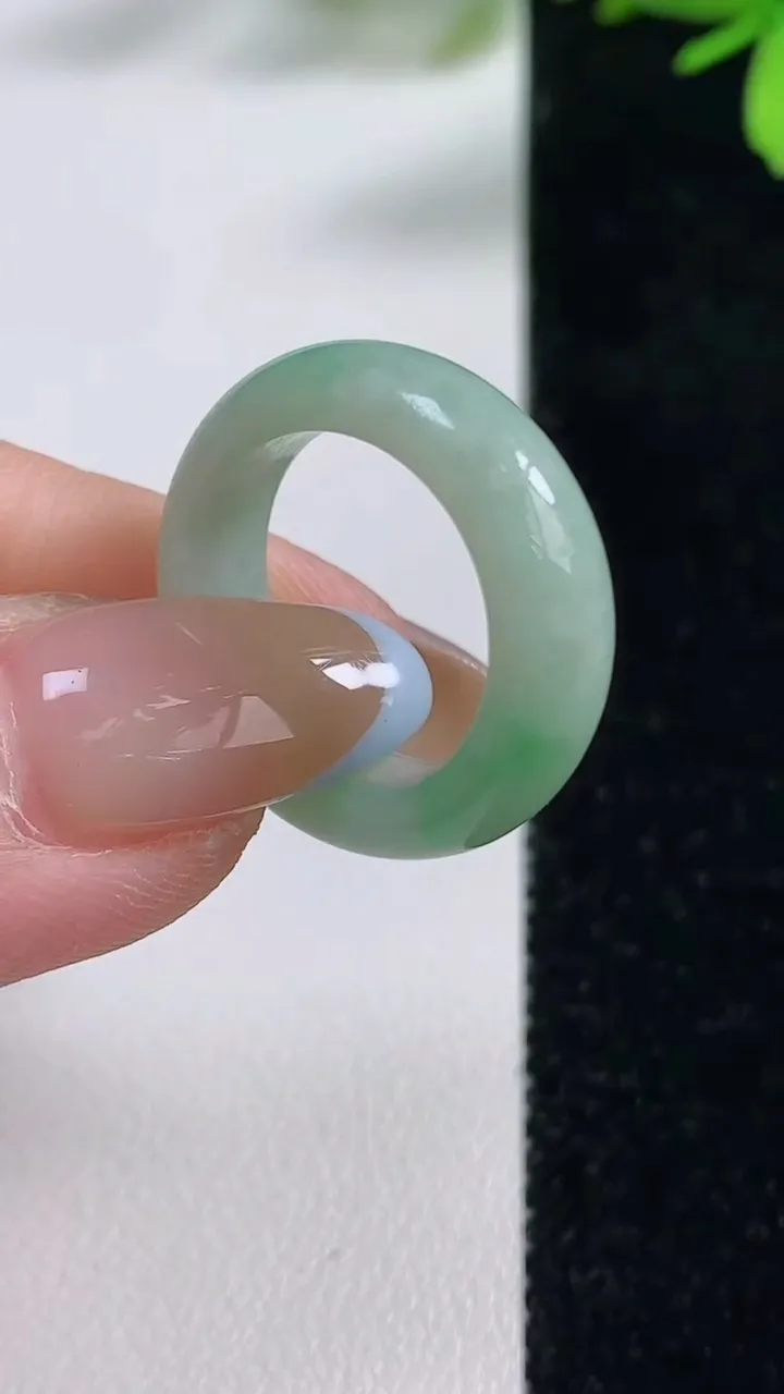 天然A货翡翠指环戒指，尺寸16.3-6.5-3.9，重:4.29g2025年11月4日
工厂直销收藏佳品,种好水足，色泽均匀，有种有色，上手高大气！