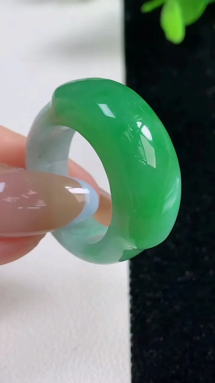 天然A货翡翠马鞍戒指 扳指，尺寸19.7-28-11-7.1，重量:11.77g2025年11月4日