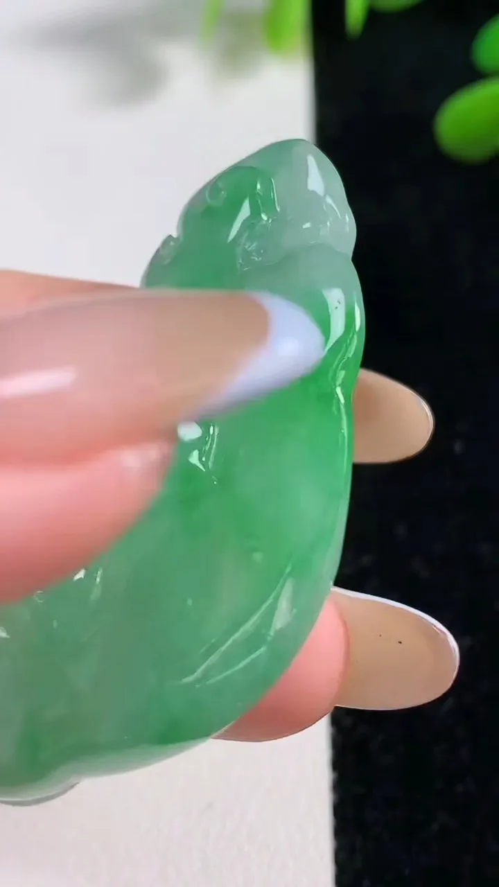 天然A货翡翠如意吊坠，尺寸49-22-8，重:17.11g
11月4日