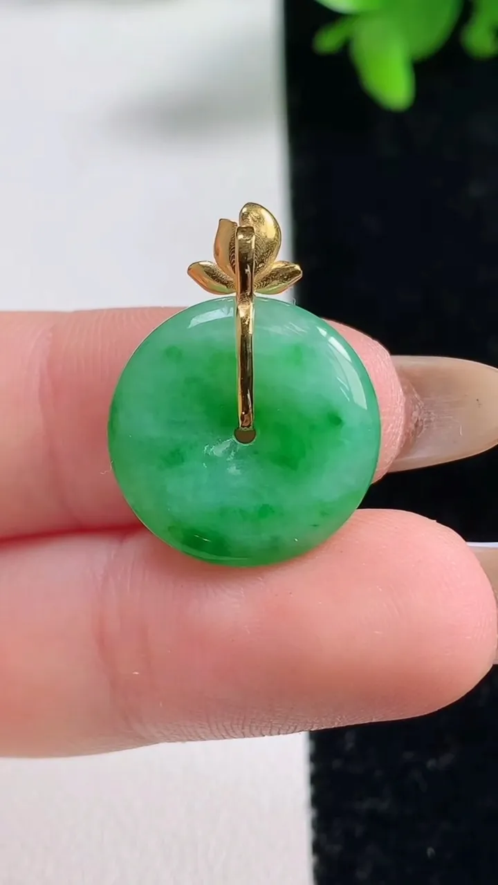 天然A货翡翠平安扣吊坠，尺寸17-3.3，重量:2.25g
11月4日