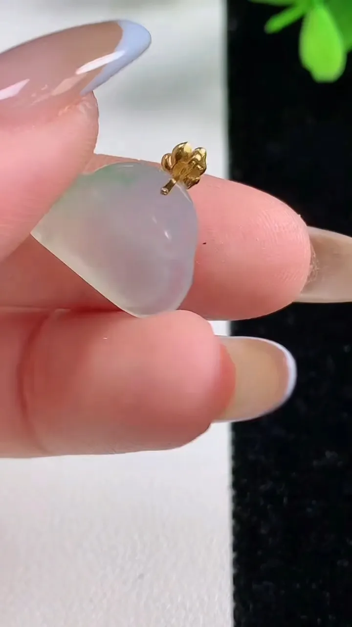 天然A货翡翠佛公吊坠，尺寸13.7-17.4-4.9，重量:1.98g
11月4日