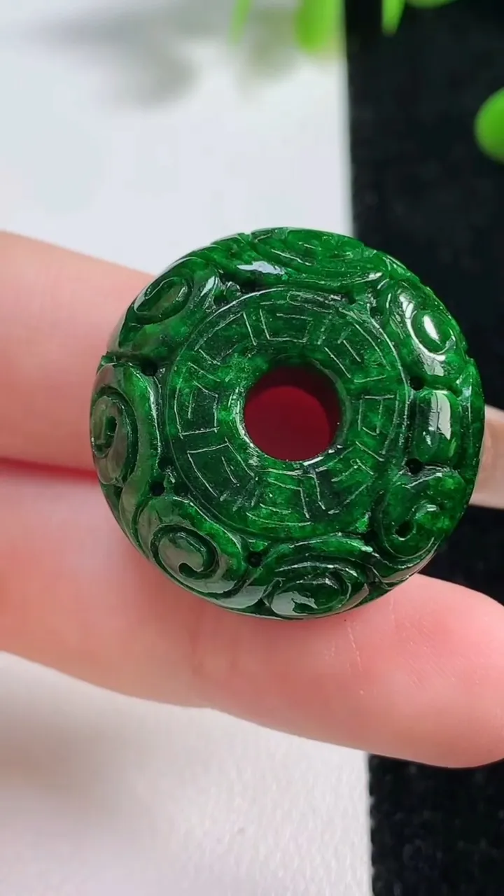 天然A货翡翠雕花路路通吊坠，尺寸27.1-11.9，重:17.59g
11月4日