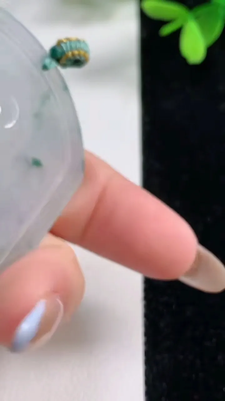 天然A货翡翠冰种飘花不动明王吊坠，尺寸52.7-46-4.4，重量:24.33g
11月4日