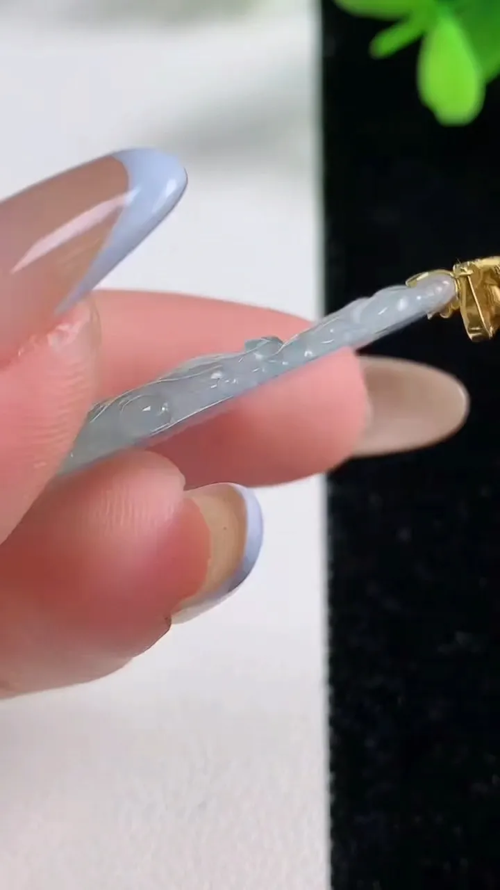 天然A货翡翠种飘花荷叶吊坠，尺寸35.7-17.3-3.6，重量:4.53g
11月4日