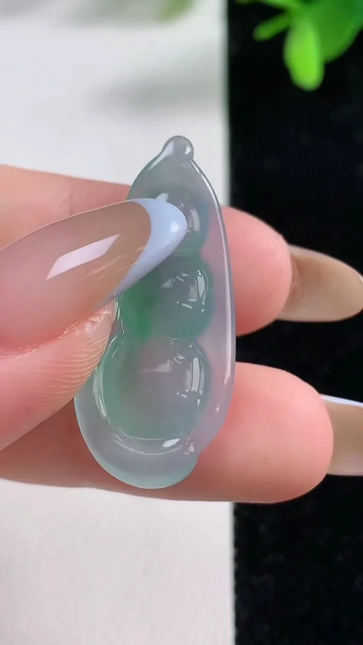 天然A货翡翠福豆吊坠，尺寸33.3-14.6-5.8，重量:3.57g
11月4日