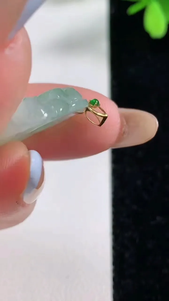 天然A货翡翠佛公吊坠，尺寸21.8-25-5.6，重量:4.51g
11月4日