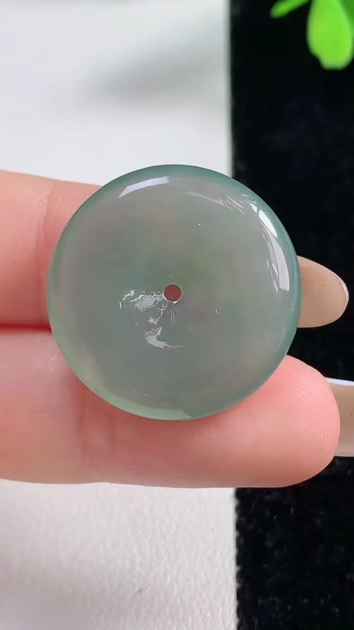 天然A货翡翠平安扣吊坠，尺寸23.7-4.4，重量:5.89g
11月4日