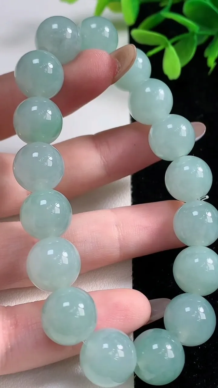 天然A货翡翠圆珠手串，尺寸12.2-17颗，重量:53.15g11月4日
工厂直销收藏佳品,种好水足，色泽均匀，有种有色，上手高大气！