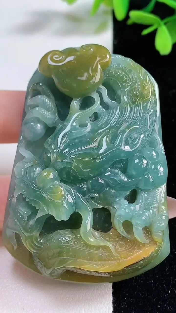 天然A货翡翠蓝水双彩龙牌吊坠，尺寸66-46-15，重:73.22g
11月4日