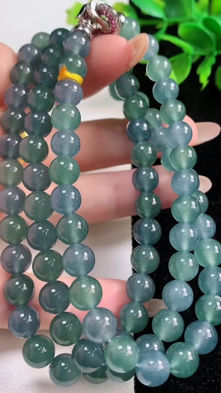 天然A货翡翠圆珠项链，尺寸7.7-86颗，重量:70.25g
11月4日
