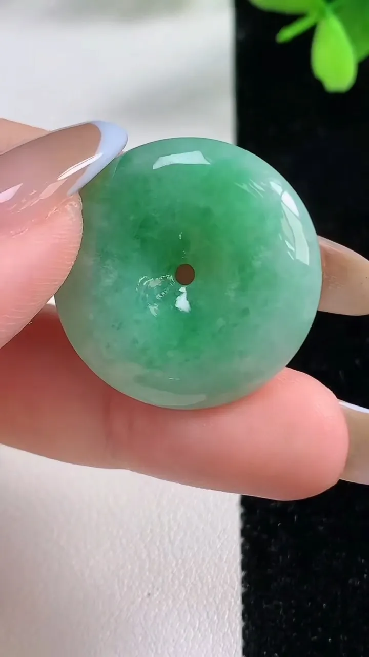 天然A货翡翠平安扣吊坠，尺寸26.4-5.8，重量:8.95g
11月4日