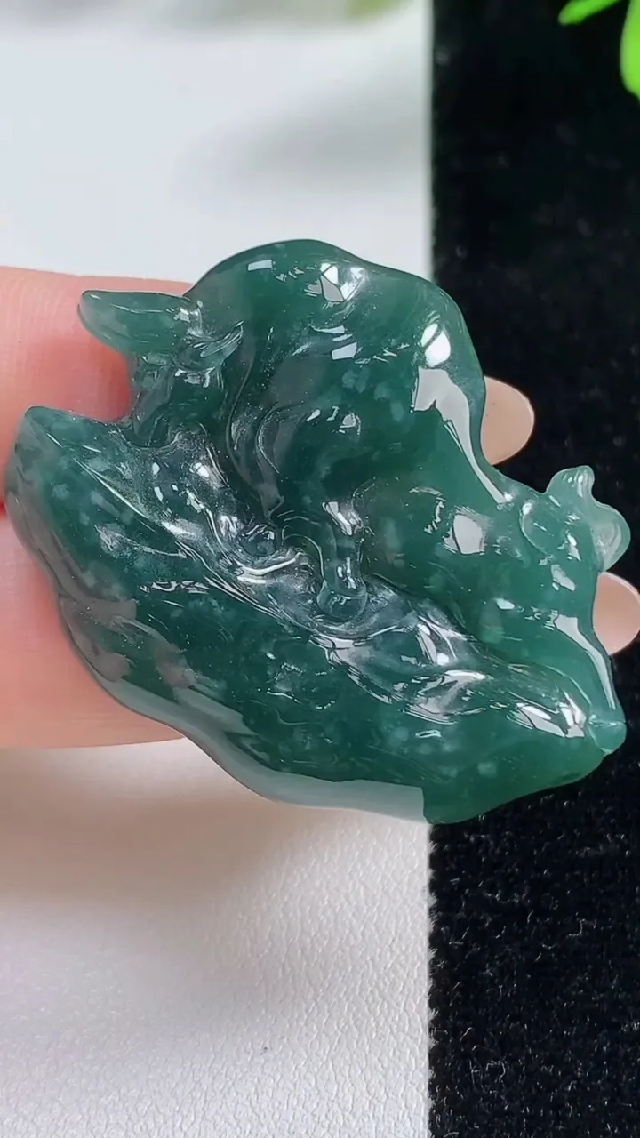 天然A货翡翠蓝水生肖牛吊坠，尺寸42-32.8-7.4，重:18.57g
11月4日