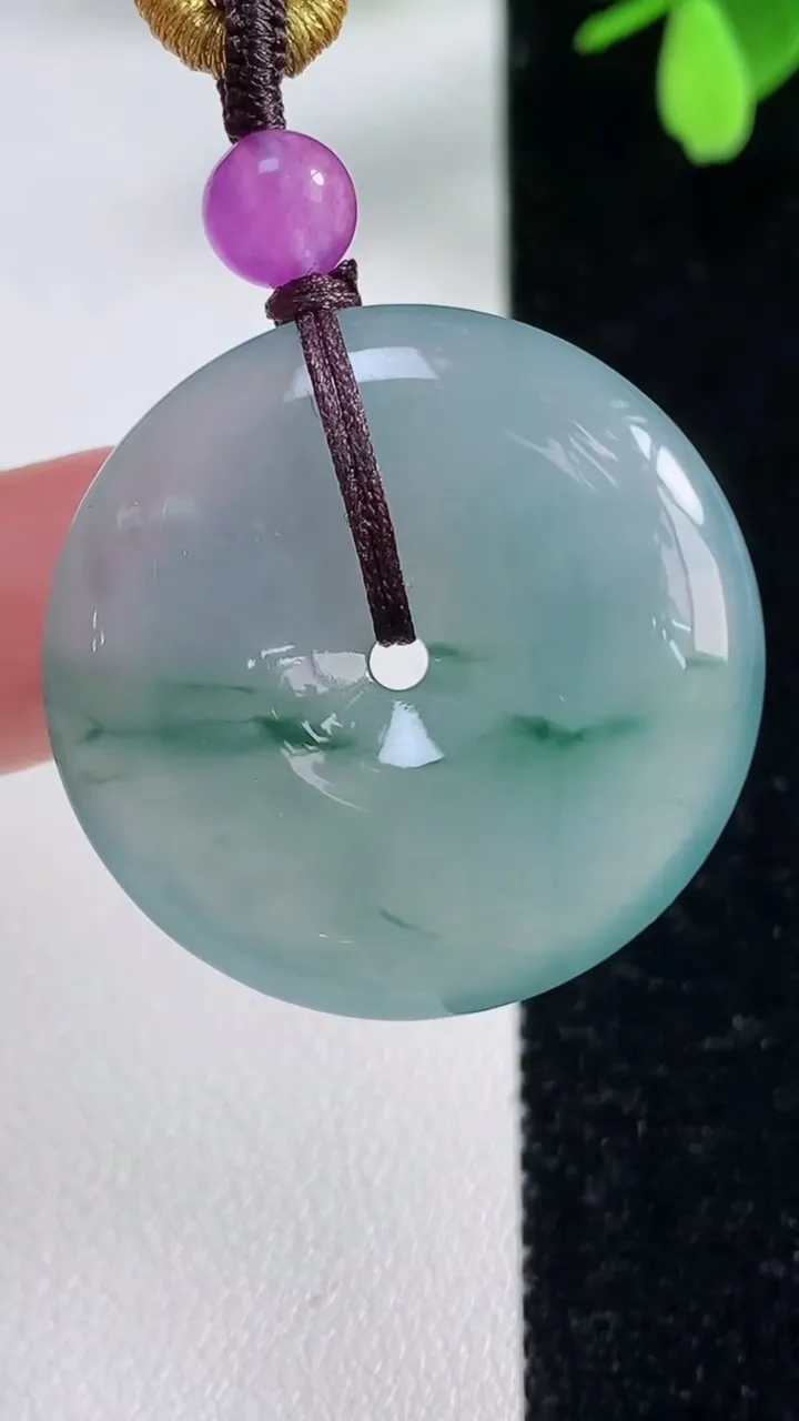 天然A货翡翠冰种飘花平安扣吊坠，尺寸29.8-6.5，重量:14.86g
11月4日