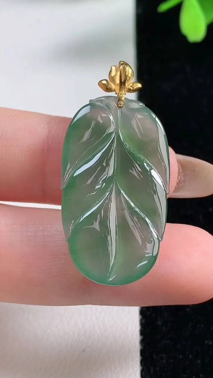 天然A货翡翠金枝玉叶 叶子吊坠，尺寸30.7-17.3-4，重量:4.76g
11月4日
