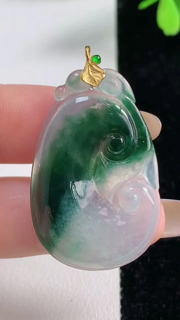 天然A货翡翠种飘花如意吊坠，尺寸37-23.4-3，重量:5.25g
11月4日