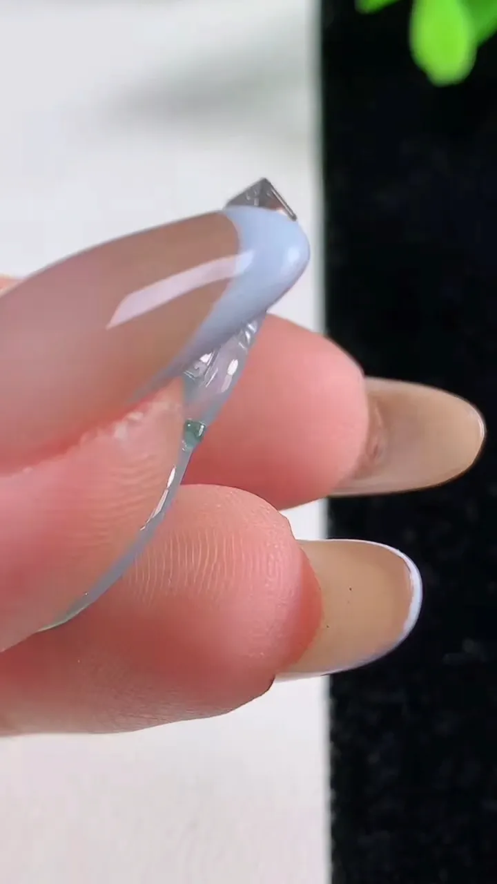 天然A货翡翠种飘花葫芦吊坠，尺寸25.5-14.6-6.2，重量:3.64g
11月4日