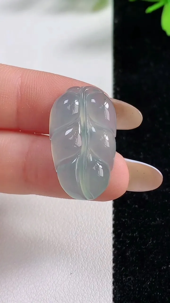 天然A货翡翠金枝玉叶 叶子吊坠，尺寸26-15.7-4，重:3.69g
11月4日