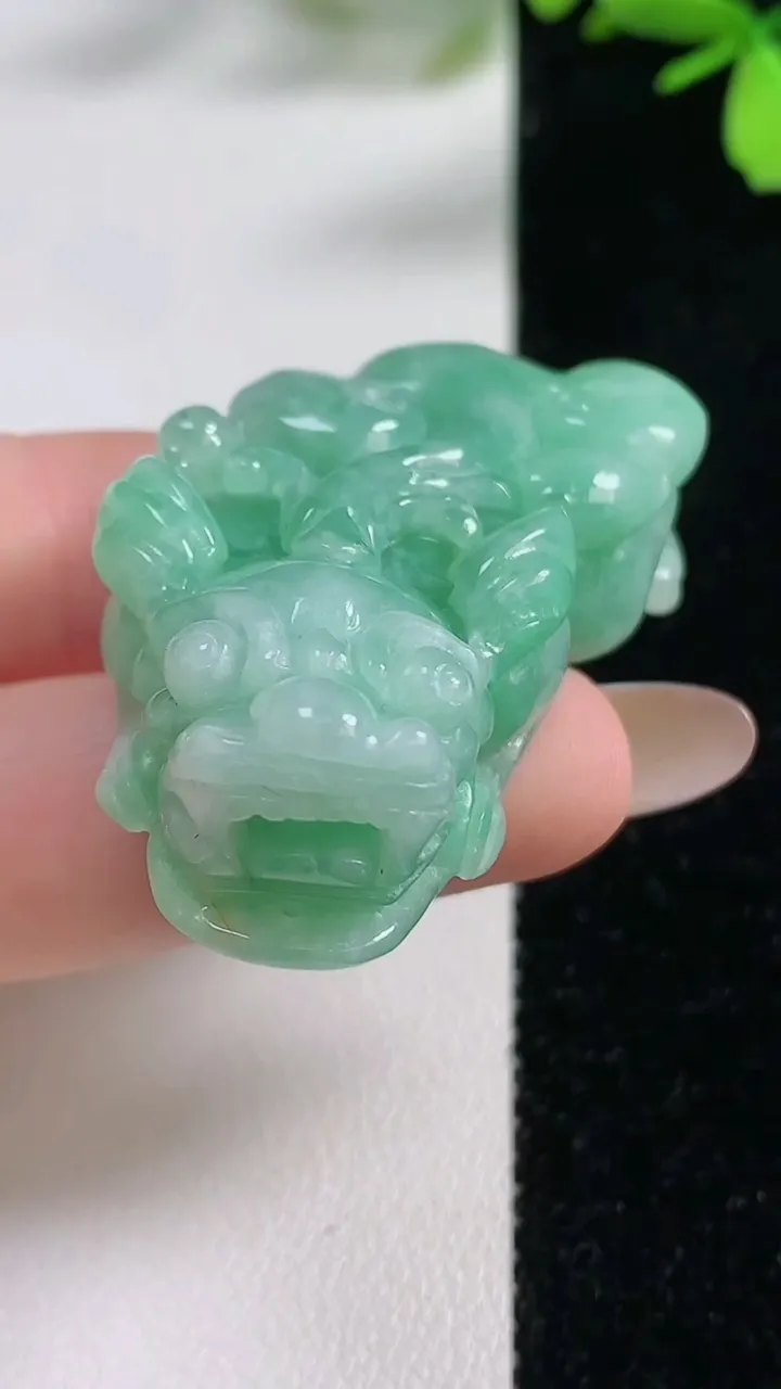 天然A货翡翠貔貅吊坠，尺寸46.4-24-12.8，重:31.09g
11月4日