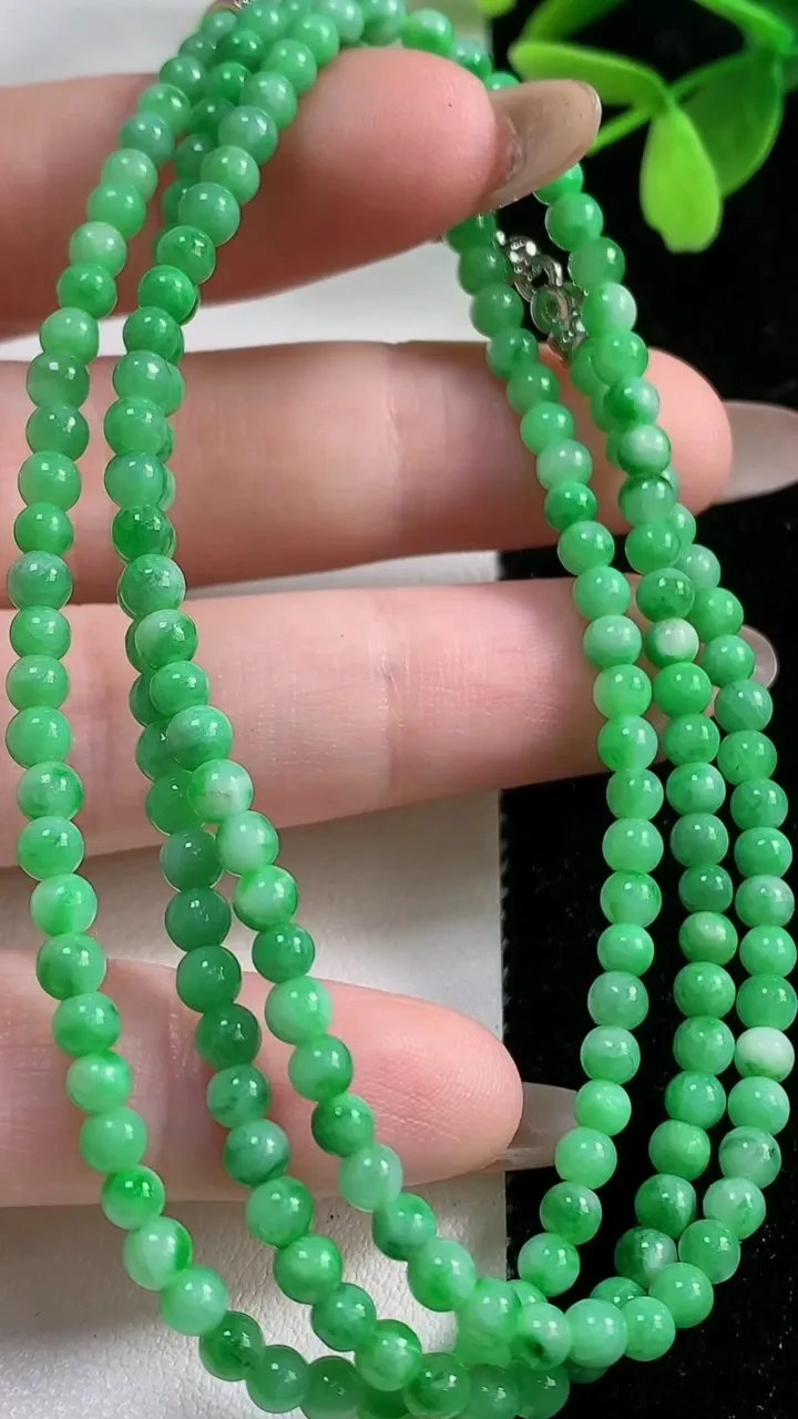 天然A货翡翠小米珠项链，尺寸3.4-168颗，重量:14.96g11月4日
工厂直销收藏佳品,种好水足，色泽均匀，有种有色，上手高大气！