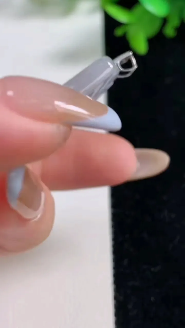 天然A货翡翠种白冰山水牌吊坠，尺寸51-39-3.9，重量:19.52g
11月4日