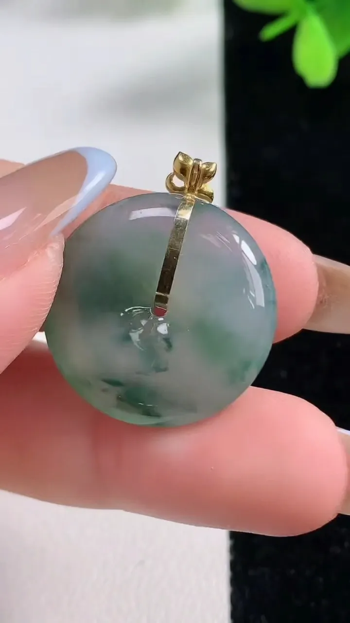 天然A货翡翠种飘花平安扣吊坠，尺寸22.4-5，重量:5.45g
11月4日