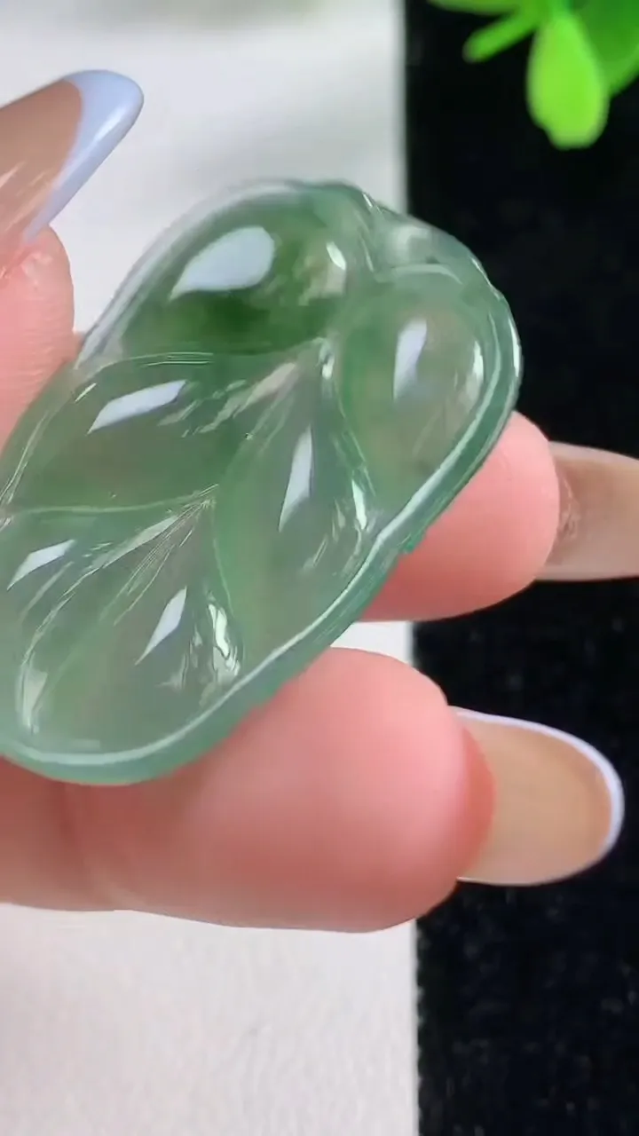 天然A货翡翠金枝玉叶 叶子吊坠，尺寸35-21-5.1，重量:7.34g
11月4日