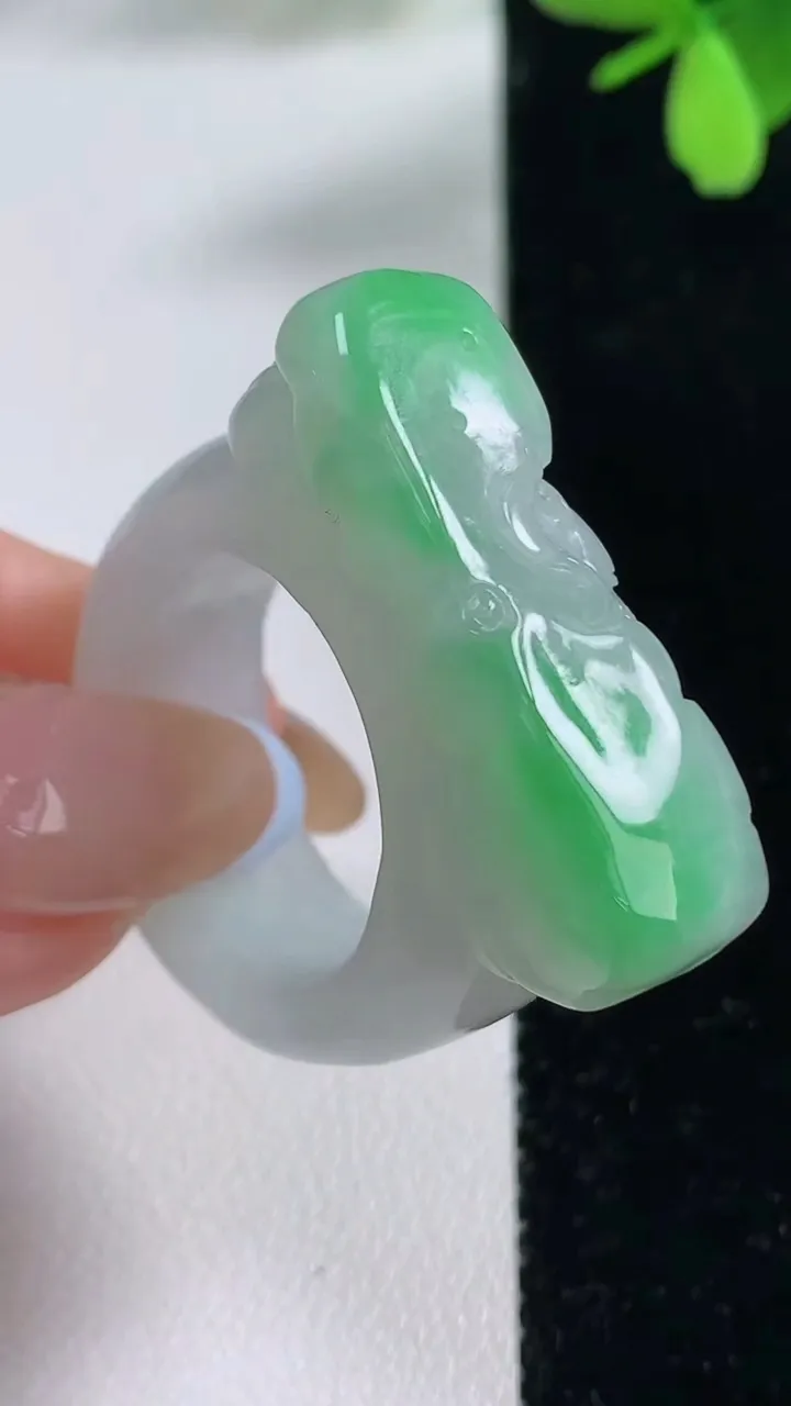 天然A货翡翠荷叶指环扳指，尺寸20.2-33.6-11.6-9.1，重量:21.13g2025年11月4日
工厂直销收藏佳品,种好水足，色泽均匀，有种有色，上手高大气！