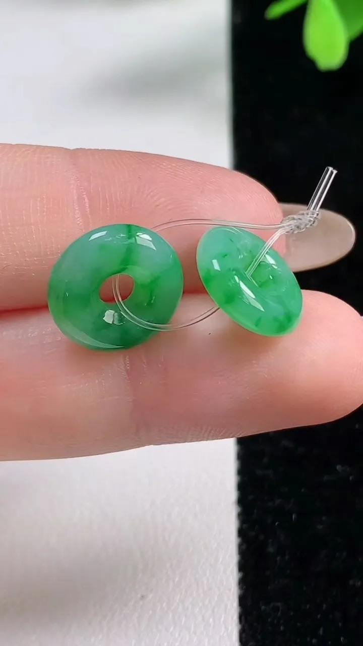 天然A货翡翠平安环吊坠一对，尺寸12.4-3.2，重量:2.12g
11月4日