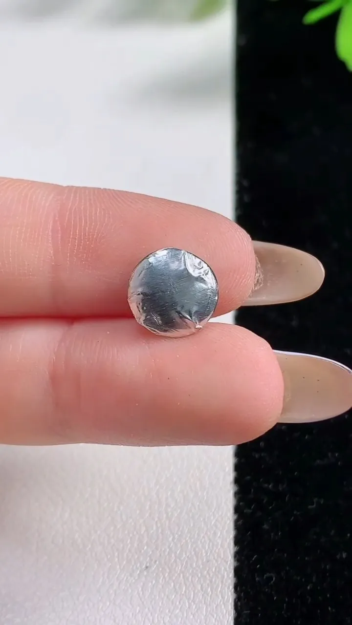 天然A货翡翠蛋面镶嵌件，尺寸9.6-9.3-4.5，重:0.68g
11月4日