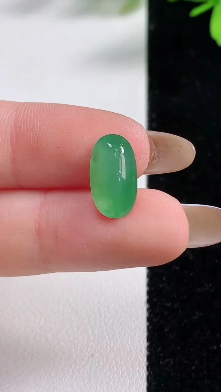 天然A货翡翠蛋面镶嵌件，尺寸13.6-7.5-4，重:0.75g
11月4日