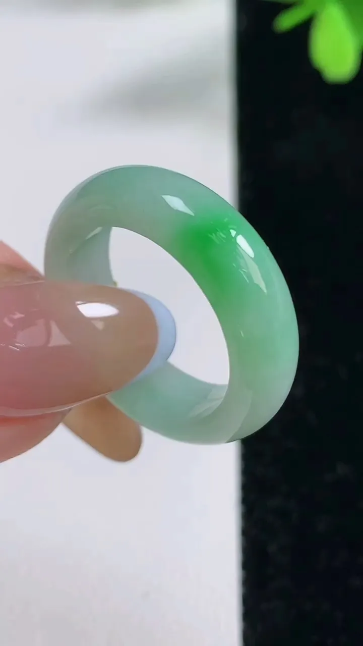 天然A货翡翠指环戒指，尺寸18-6-3.2，重量:4.62g2025年11月4日
工厂直销收藏佳品,