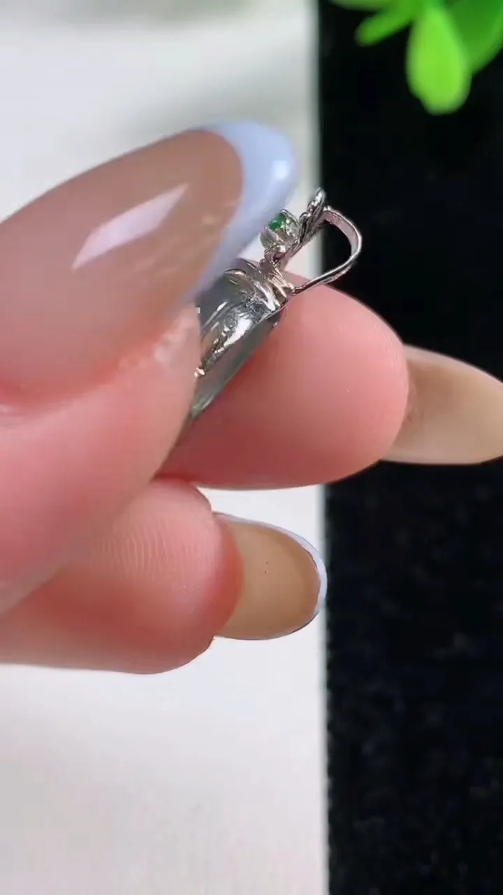 天然A货翡翠种飘花葫芦吊坠，尺寸19-13-6.5，重量:3.19g
11月4日